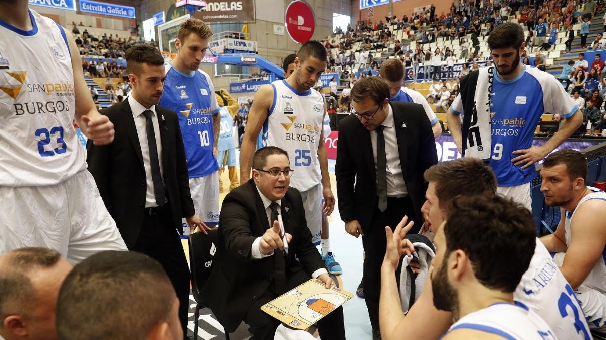 Epi da instrucciones durante un tiempo muerto.-ACB PHOTO / S. SENANDE