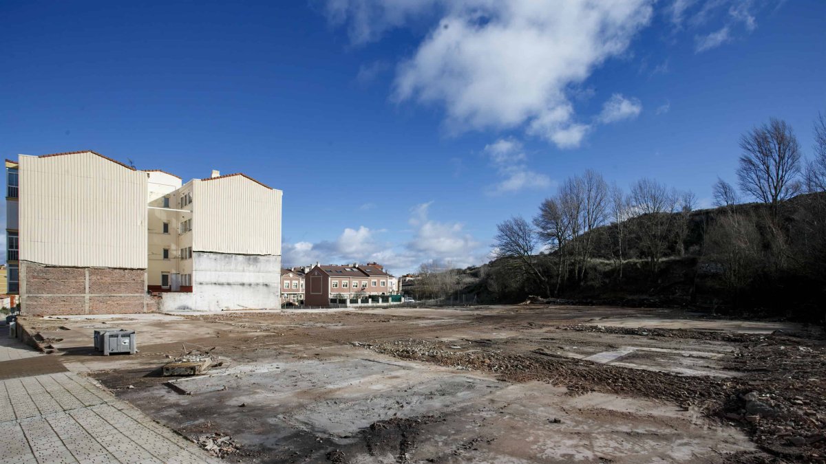 La parcela donde se ubicaba las naves fabriles prácticamente limpia. SANTI OTERO