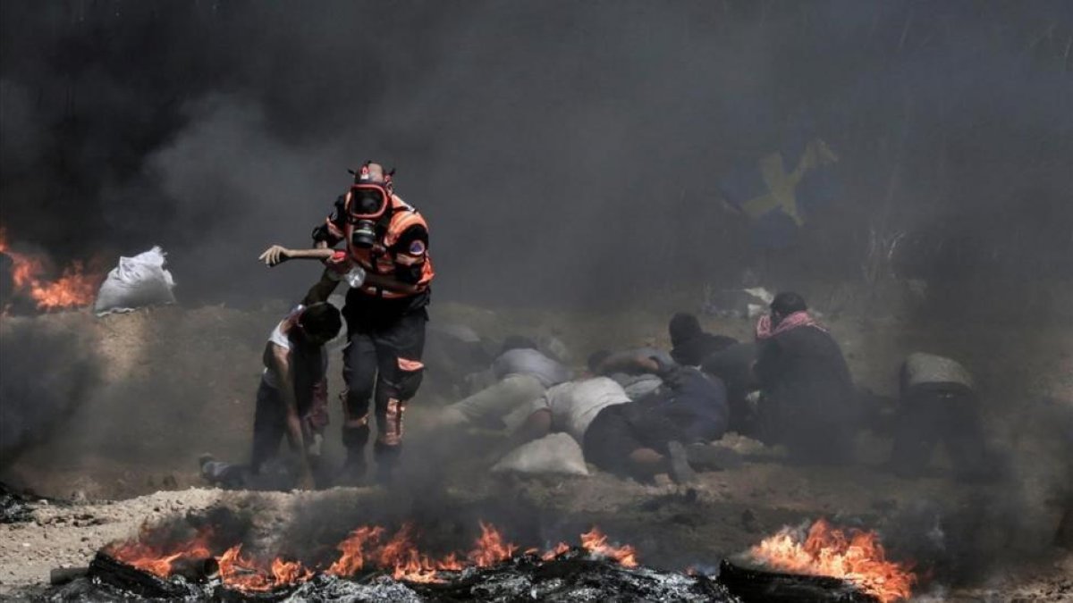 Un sanitario ayuda a un herido, ayer en Gaza.-/ AFP / MAHMUD HAMS
