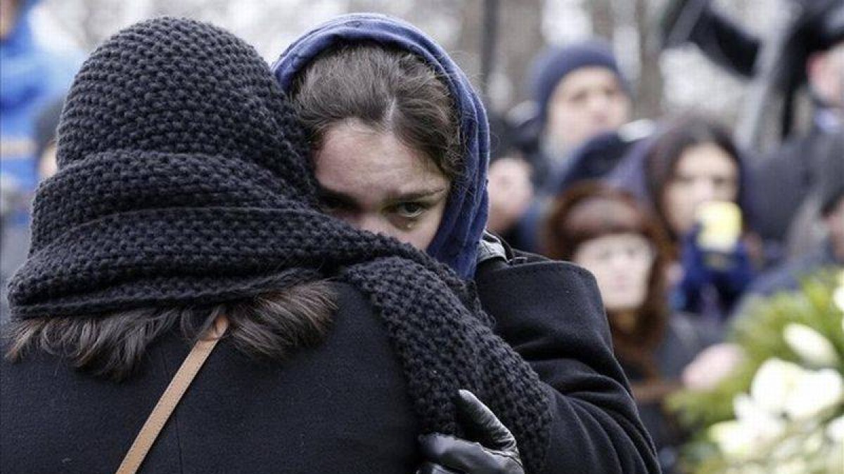 Zhanna, hija del líder de la oposición de Rusia Boris Nemtsov, llora durante el funeral en Moscú.-Foto: REUTERS / TATYANA MAKEYEVA