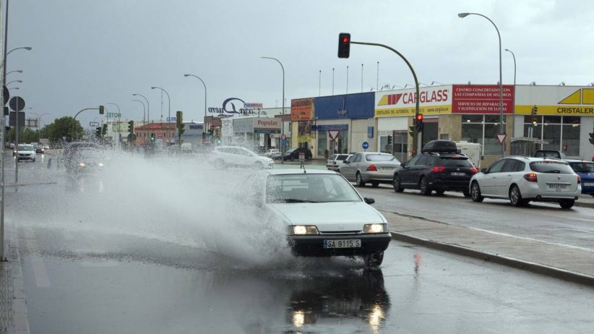 Tarde con tormentas y trombas de agua y granizo en Salamanca. En la imagen coches pasando por el polígono de los Villares con enormes charcos de agua-Ical