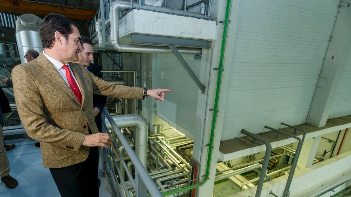 Juan Carlos Suárez-Quiñones en la planta de trigeneración de biomasa de Burgos. SANTI OTERO