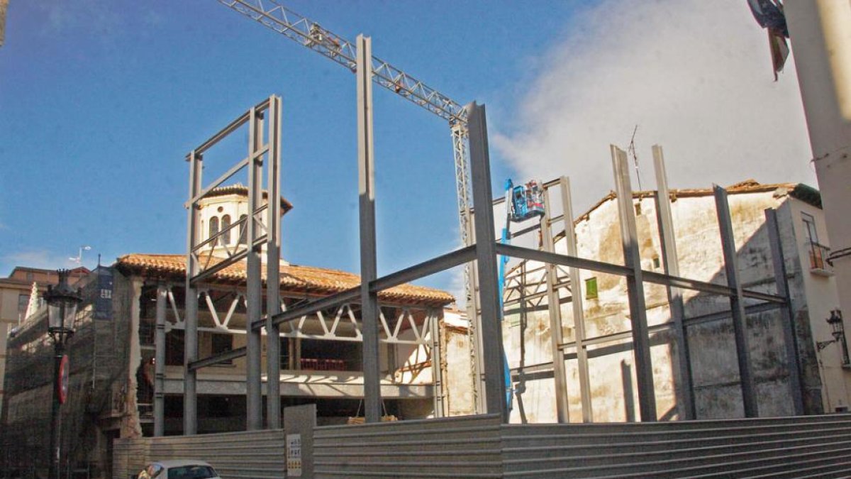 Los soportes de la caja que cubrirá la zona de cocheras ya está en marcha.-G. G.