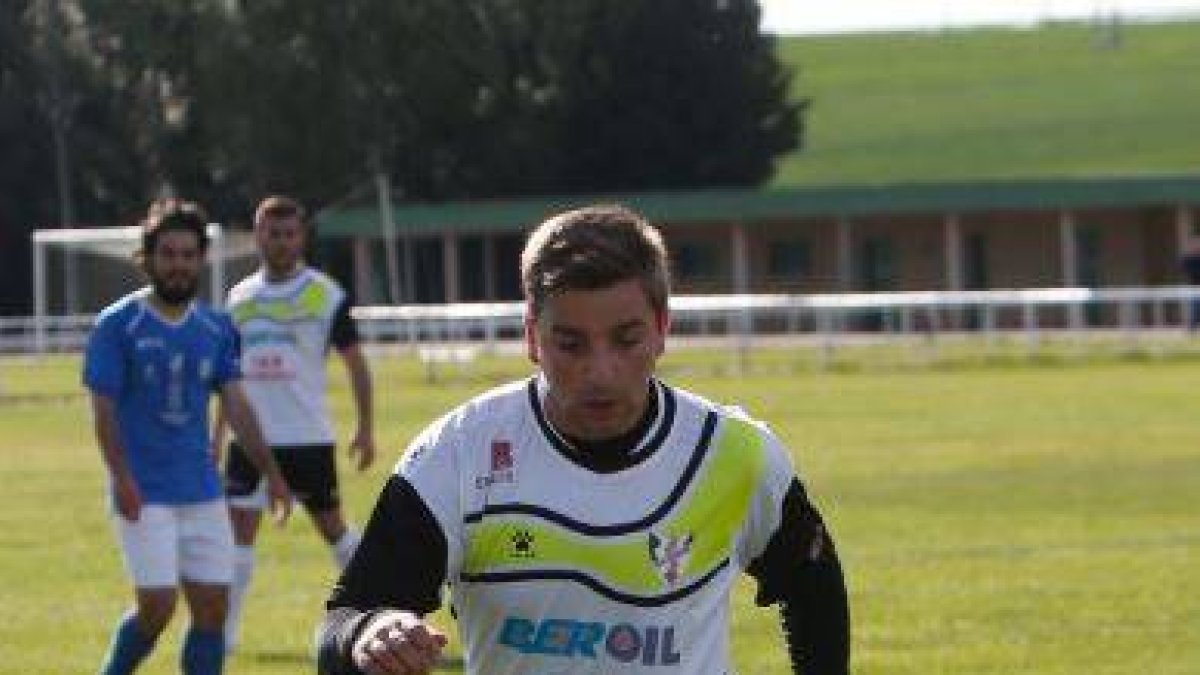 Bellido controla un balón en un partido con el Bupolsa.-RAÚL G. OCHOA
