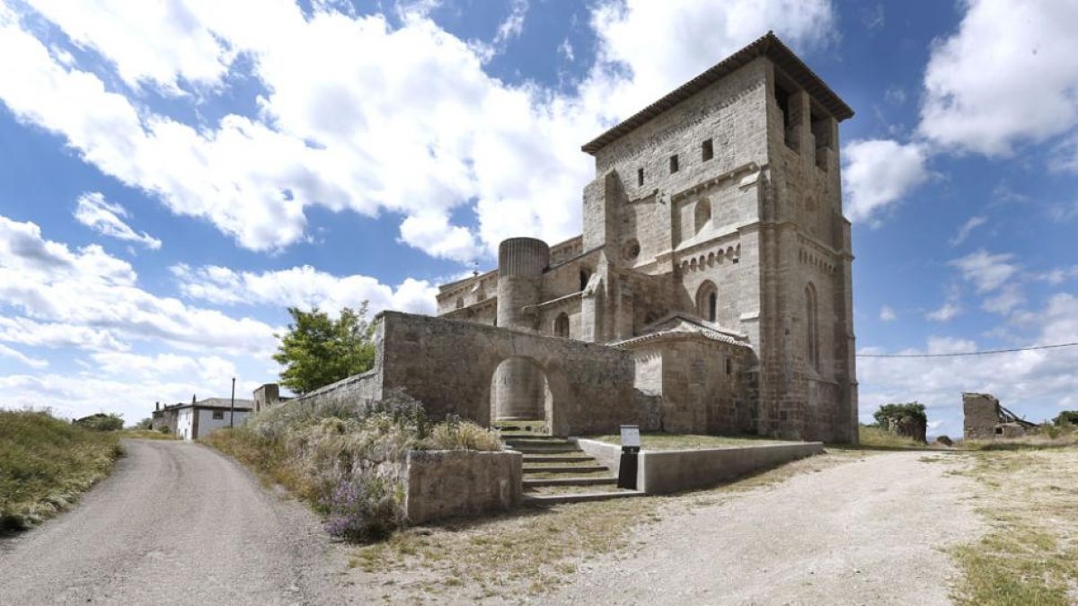 La iglesia de Santiago Apóstol en Villamorón una vez rehabilitado su exterior.-RAÚL OCHOA
