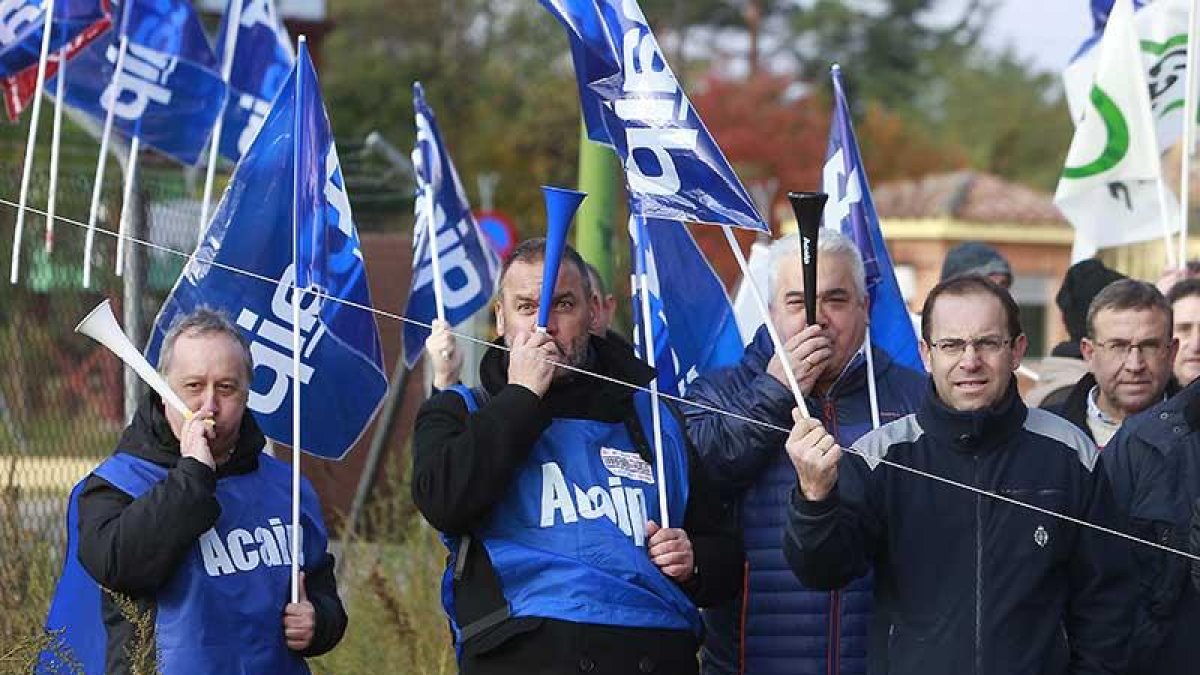 La huelga de los funcionarios de prisiones se mantendrán hasta el próximo martes. Protestas en la mañana de ayer a las puertas de la cárcel.-RAÚL G. OCHOA