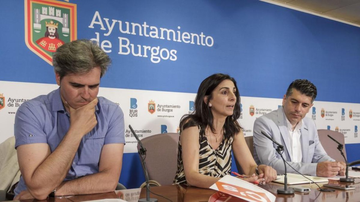 Jesús Ortego, Gloria Bañeres y Vicente Marañón, ayer, en su repaso a su primer año en el Ayuntamiento.-SANTI OTERO