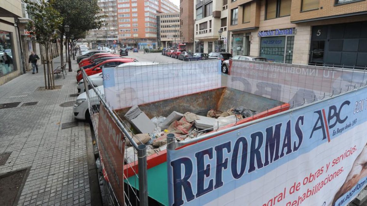 Imagen de un contenedor de una obra de reforma en la calle Sanz Pastor de la capital burgalesa.-ISRAEL L. MURILLO