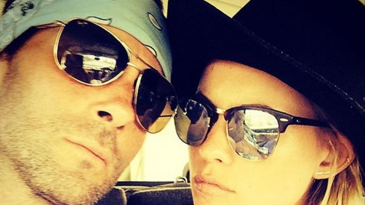 Adam Levine, y su mujer Behati Prinsloo, posan en una imagen que el cantante ha publicado en su perfil de Twitter.-