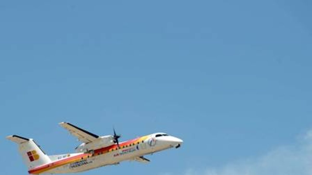 Un avión de Air Nostrum despega del aeropuerto de Burgos-Ricardo Ordóñez / ICAL
