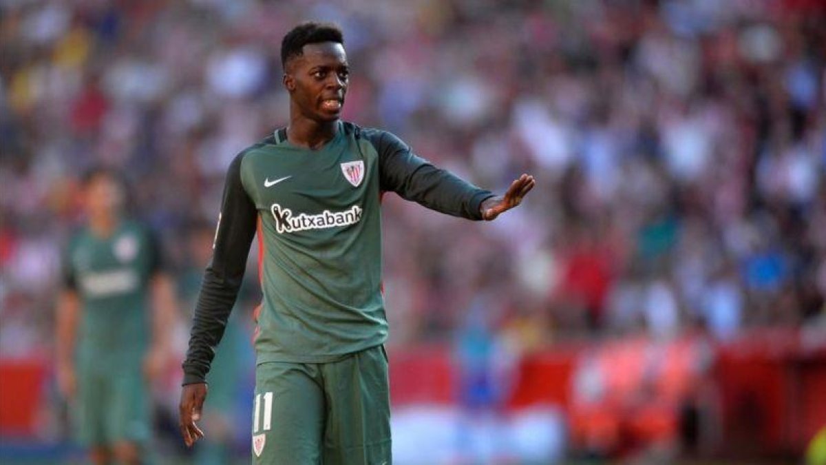 Iñaki Williams, durante el partido del domingo en El Molinón.-AFP / MIGUEL RIOPA