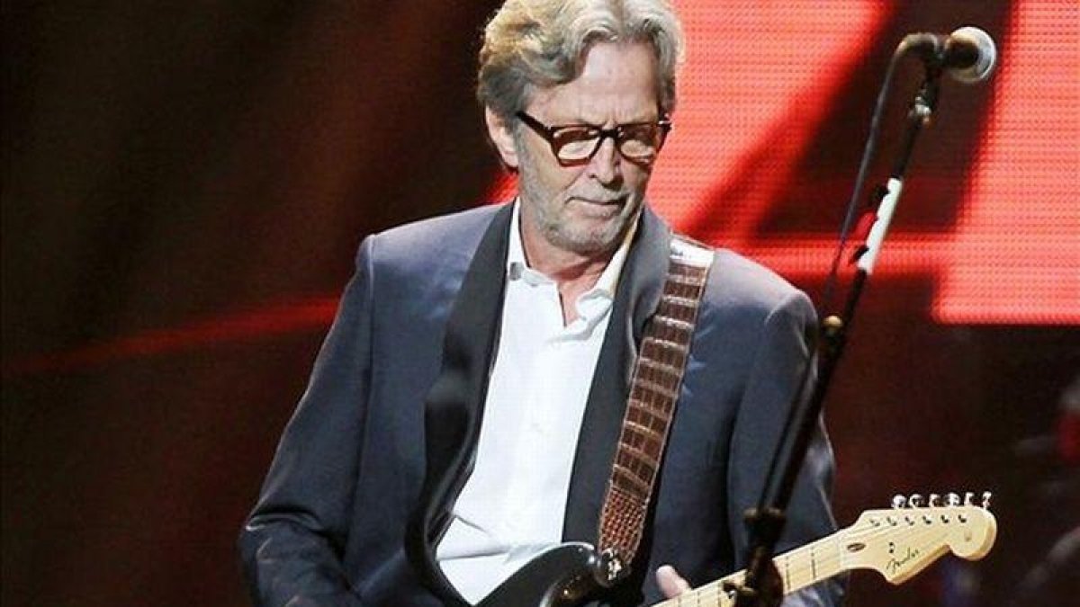 Eric Clapton, en diciembre del 2012, durante un concierto benéfico en favor de los damnificados por el huracán Sandy.-AP / STARPIX / DAVE ALLOCCA