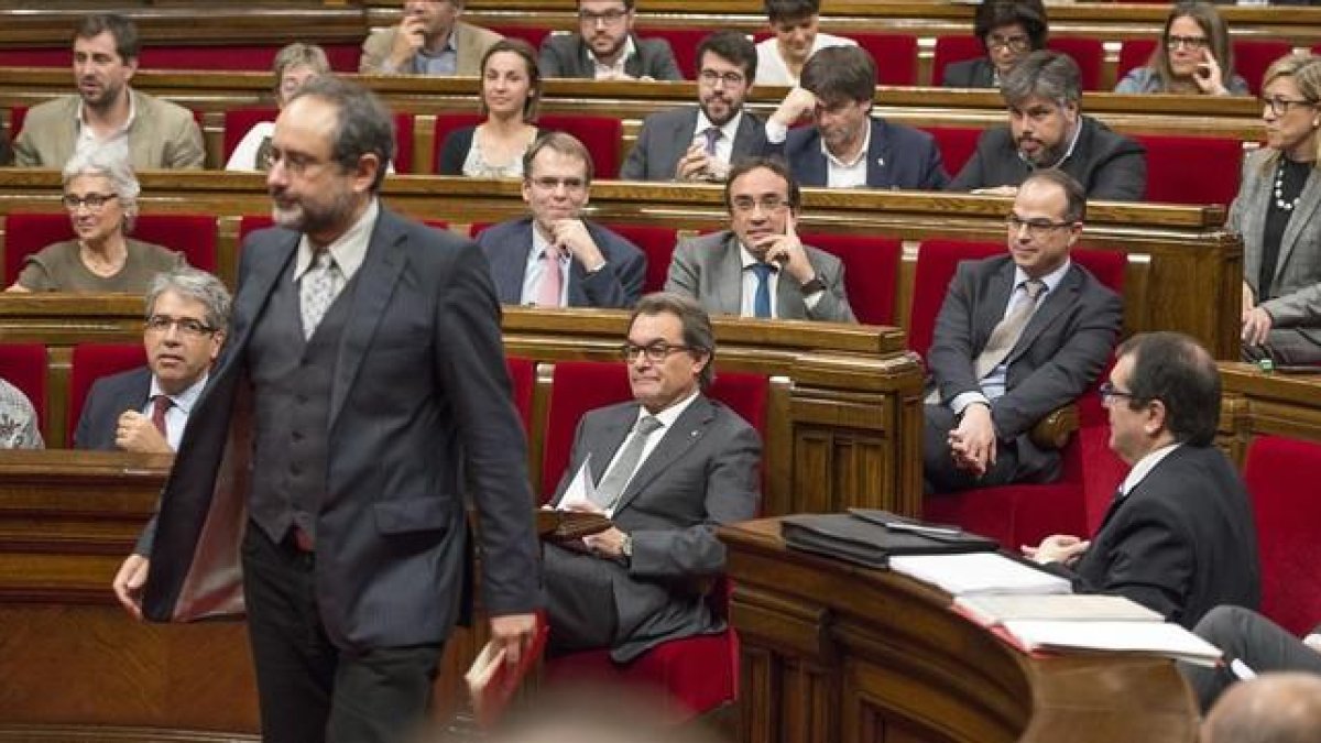 El diputado de la CUP Antonio Baños, durante el segundo debate de investidura en el Parlament.-FERRAN SENDRA