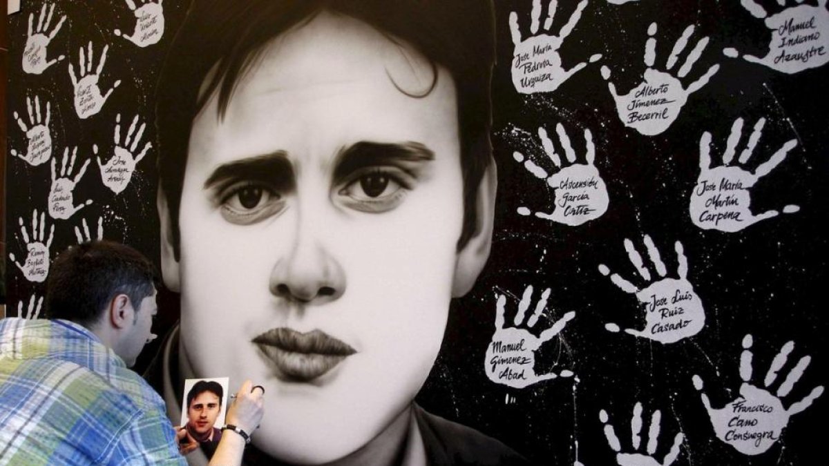 Un artista pinta el retrato del concejal del PP asesinado por ETA-MIGUEL TOÑA / EFE