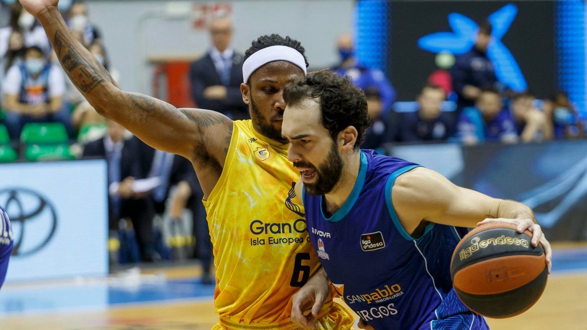 Benite intenta superar a Slaughter. SANTI OTERO