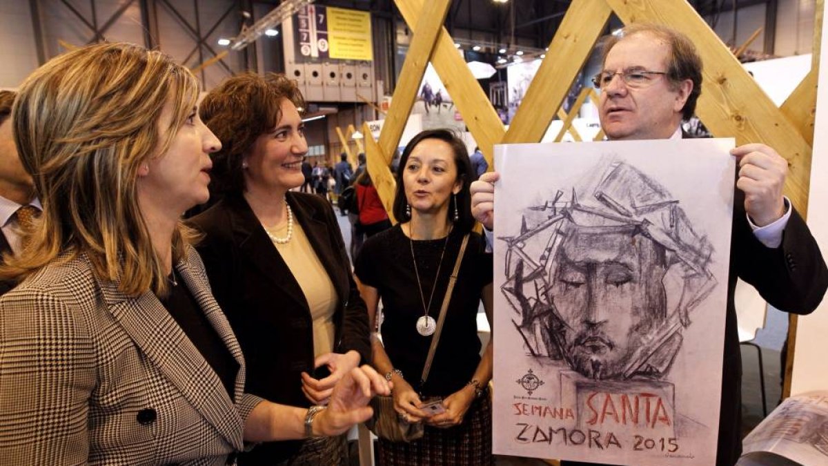 El presidente de la Junta, Juan Vicente Herrera, visita el stand de Castilla y León, instalado en Fitur. En la imagen con un cartel de la Semana Santa de Zamora, diseñado por Venancio Blanco-Ical
