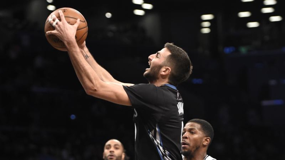Ricky Rubio entra a canasta en el partido frente a los Nets.-AP