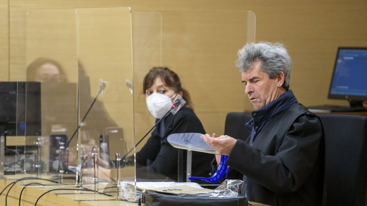 El abogado del asesino de Silvia Plaza, Gabriel Ruiz, durante la vista del recurso de apelación contra la sentencia dictada a su cliente. SANTI OTERO