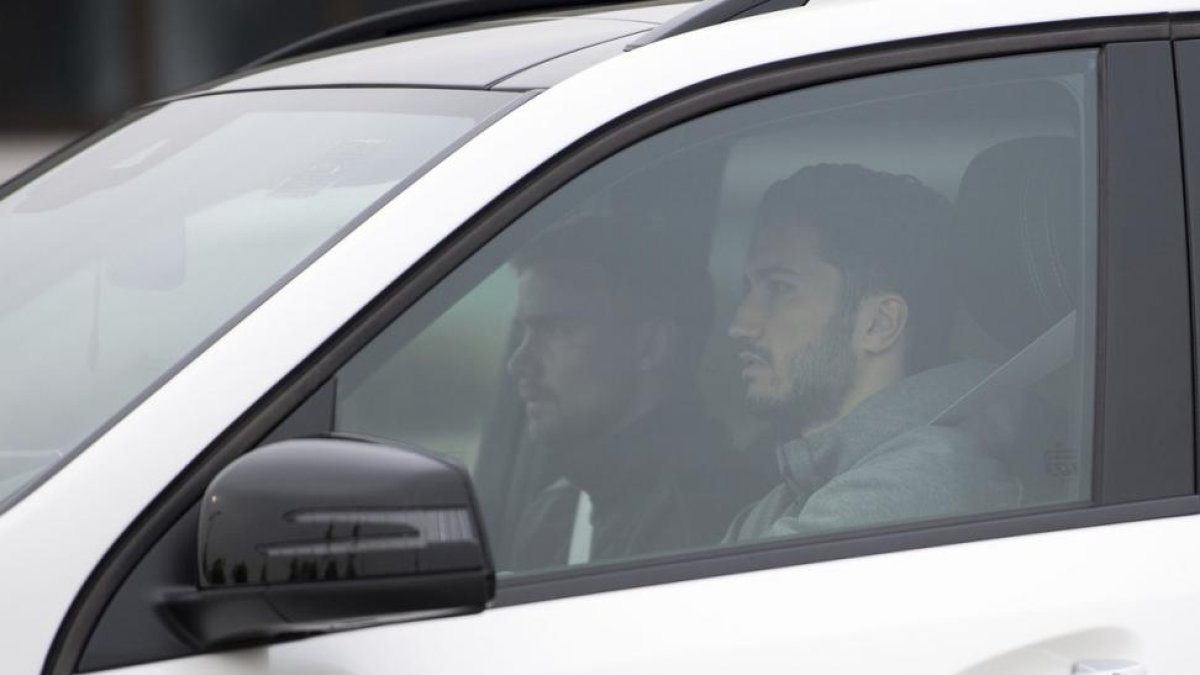 Los futbolistas del Borussia Dortmund llegan a los campos de entrenamiento para preparar el partido aplazado.-MARIUS BECKER
