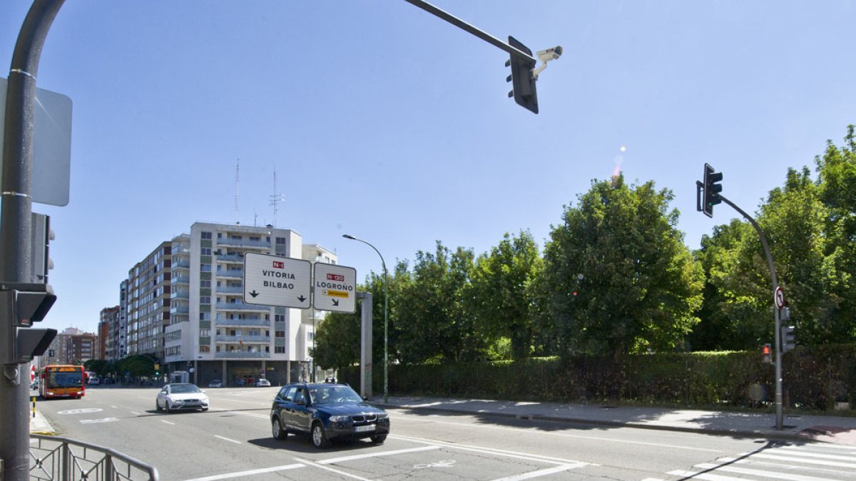 Imagen de la cámara de pruebas instalada en el semáforo de la calle Vitoria. ISRAEL L. MURILLO