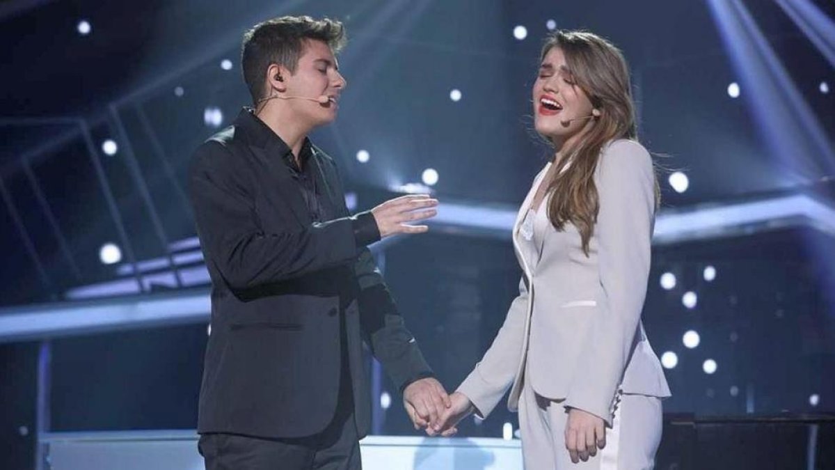 Alfred y Amaia, cogidos de la mano, interpretan Tu canción.-EL PERIÓDICO