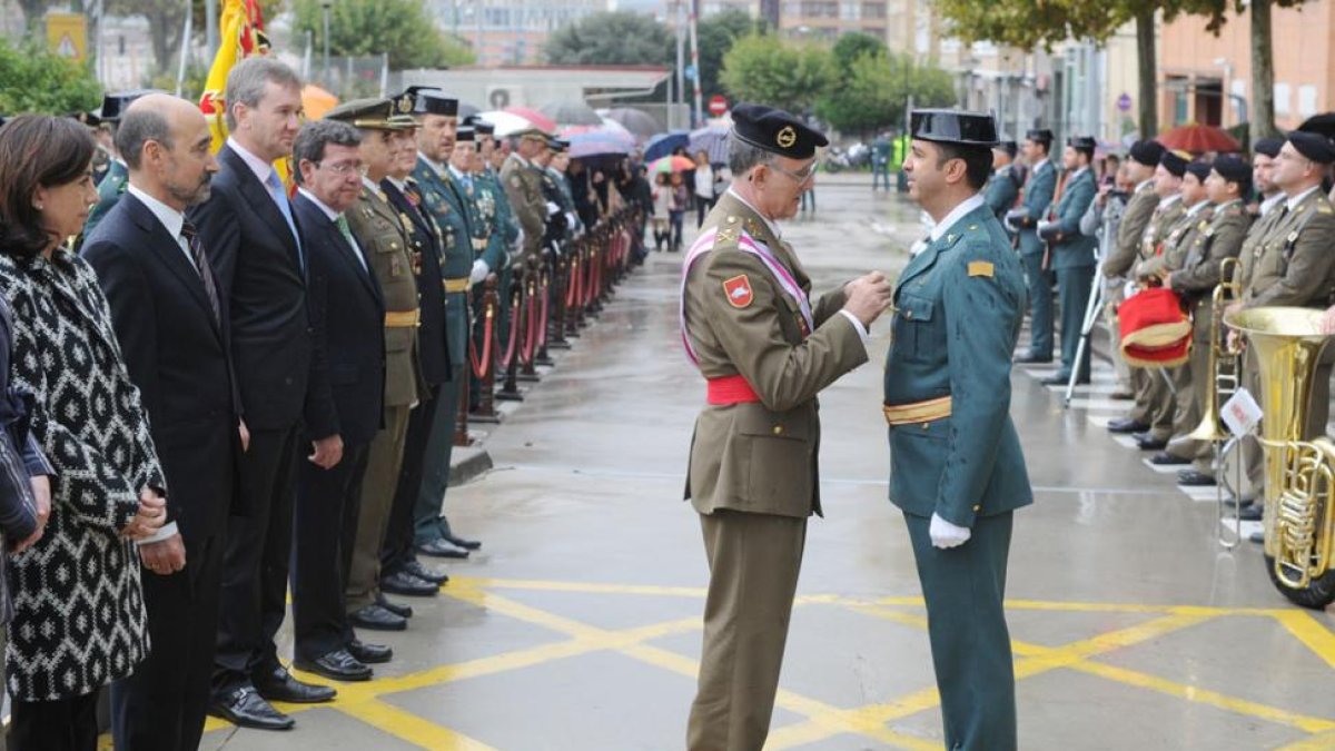 Entrega de distinciones durante el desfile en el Acuartelamiento de la Avenida Cantabria.-ISRAEL L. MURILLO