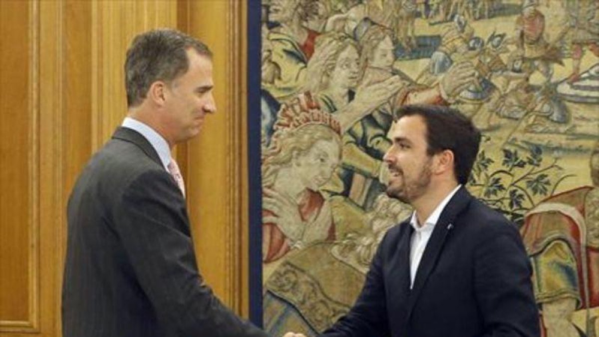 Felipe VI recibe al coordinador general de IU, Alberto Garzón, ayer, en la Zarzuela, en el marco de la nueva ronda de consultas con los partidos.-EFE / J. J. GUILLÉN