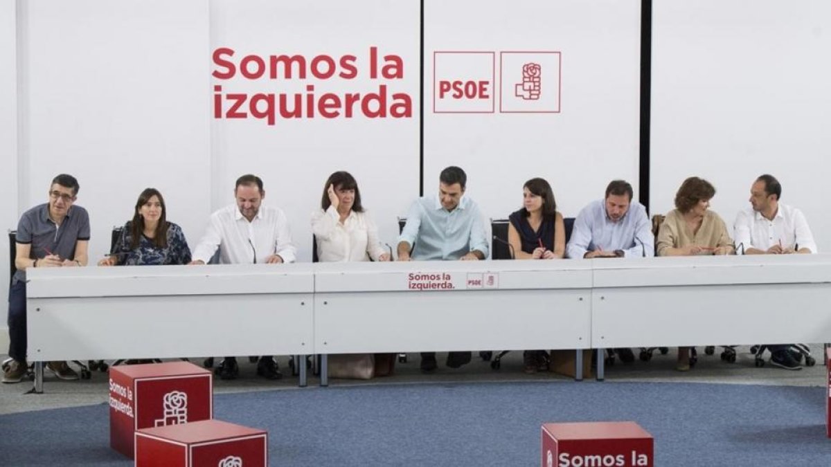 Reunión de la ejecutiva del PSOE este lunes, con Núria Parlon (segunda por la izquierda) y Óscar Puente (tercero por la derecha).-EFE / LUCA PIERGIOVANNI