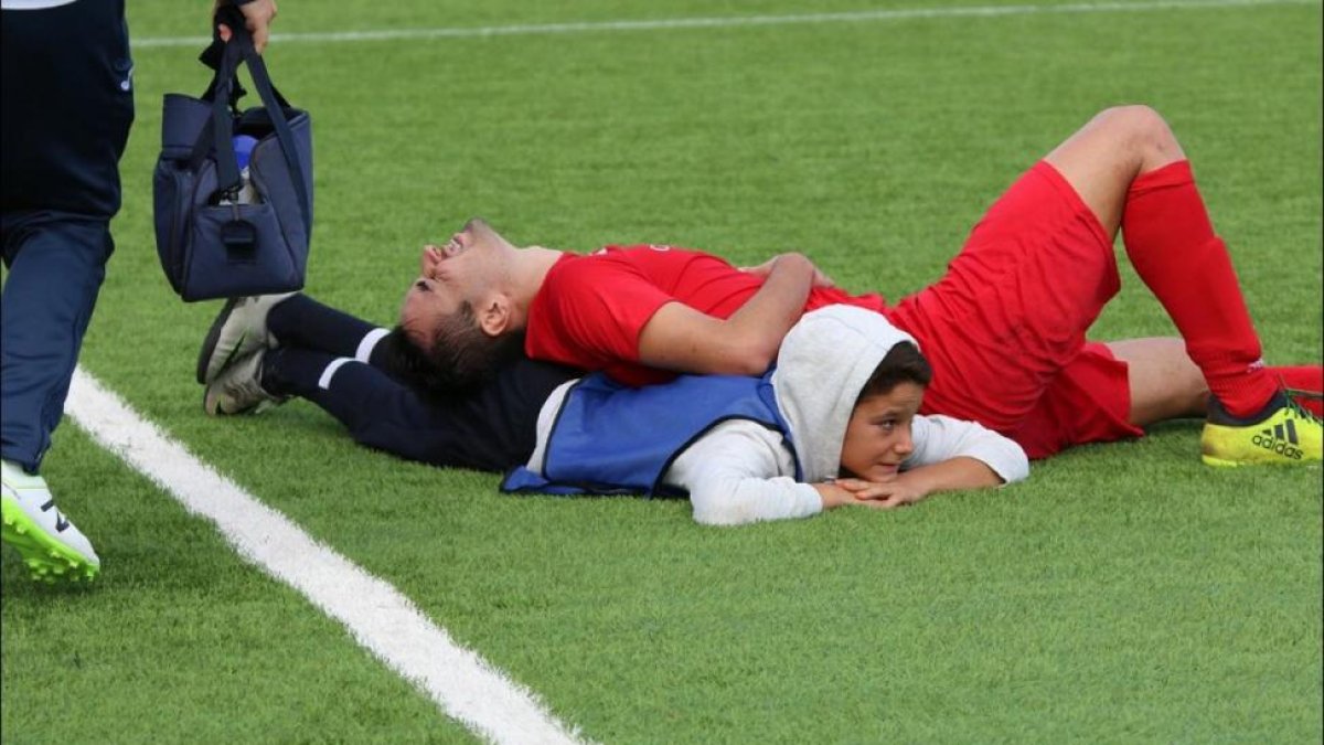 La imagen de Moisés Aguilar ayudando al futbolista rival.-/ TWITTER / LA PALMA CF