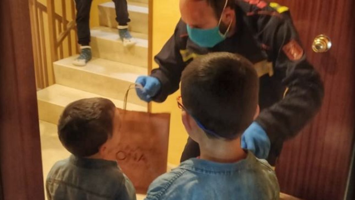 Los voluntarios llevaron a los niños un diploma por su buena labor al quedarse en casa, pinturas y golosinas. ECB