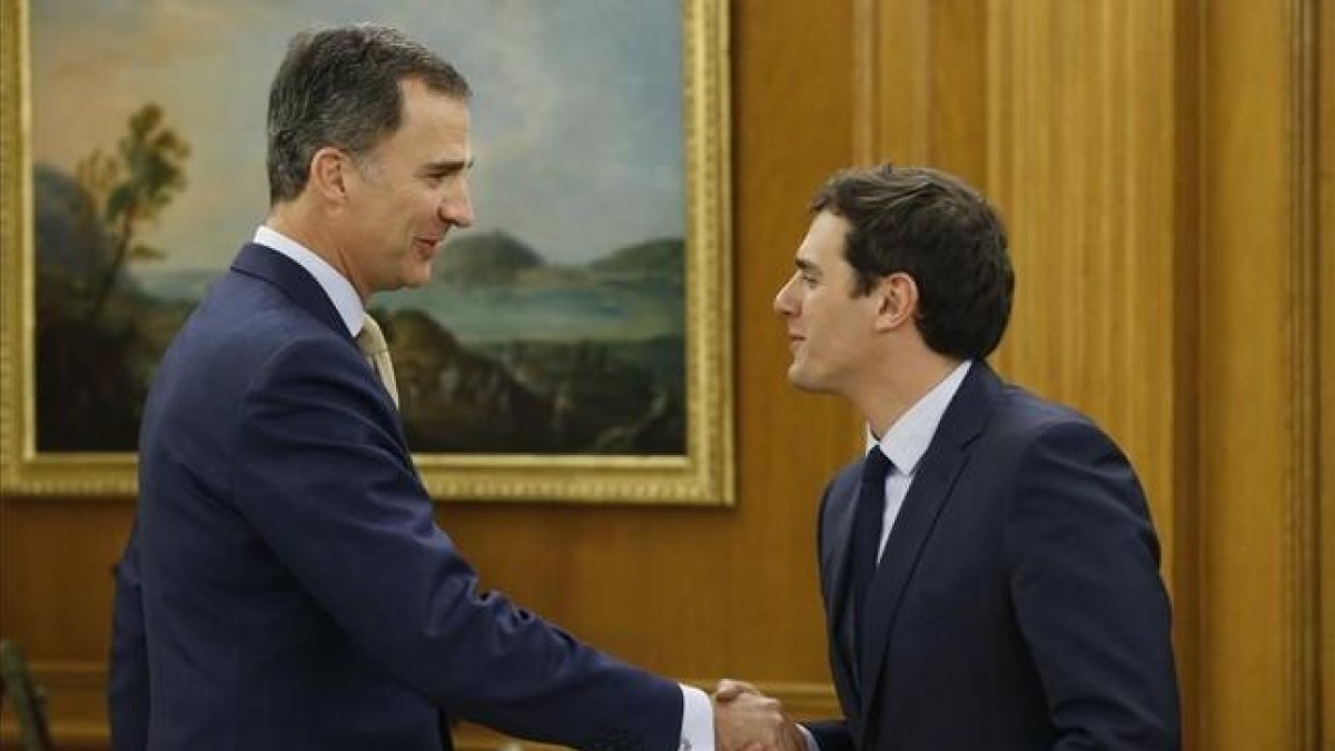 Albert Rivera saluda al Rey, este jueves en el Palacio de la Zarzuela.-POOL / EFE