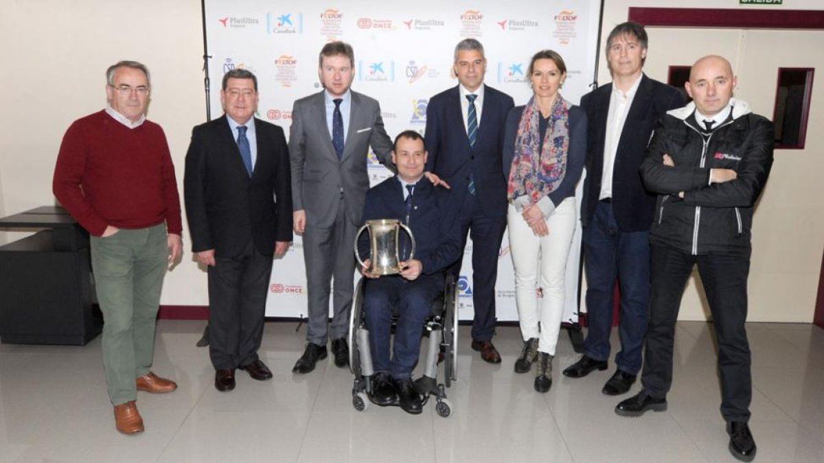 Foto de famlia de organizadores y patrocinadores con el trofeo de la Copa delRey, ayer, en el Ayuntamiento.-ISRAEL L. MURILLO