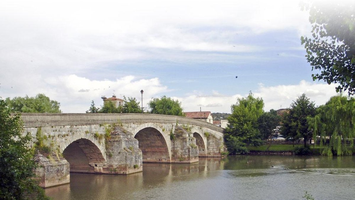 El puente de siete ojos sobre el río Arlanza es una de las señas de identidad del municipio.-