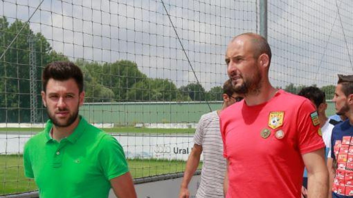 Mikel Saizar (derecha) junto a Iker Hernández.-RAÚL G. OCHOA