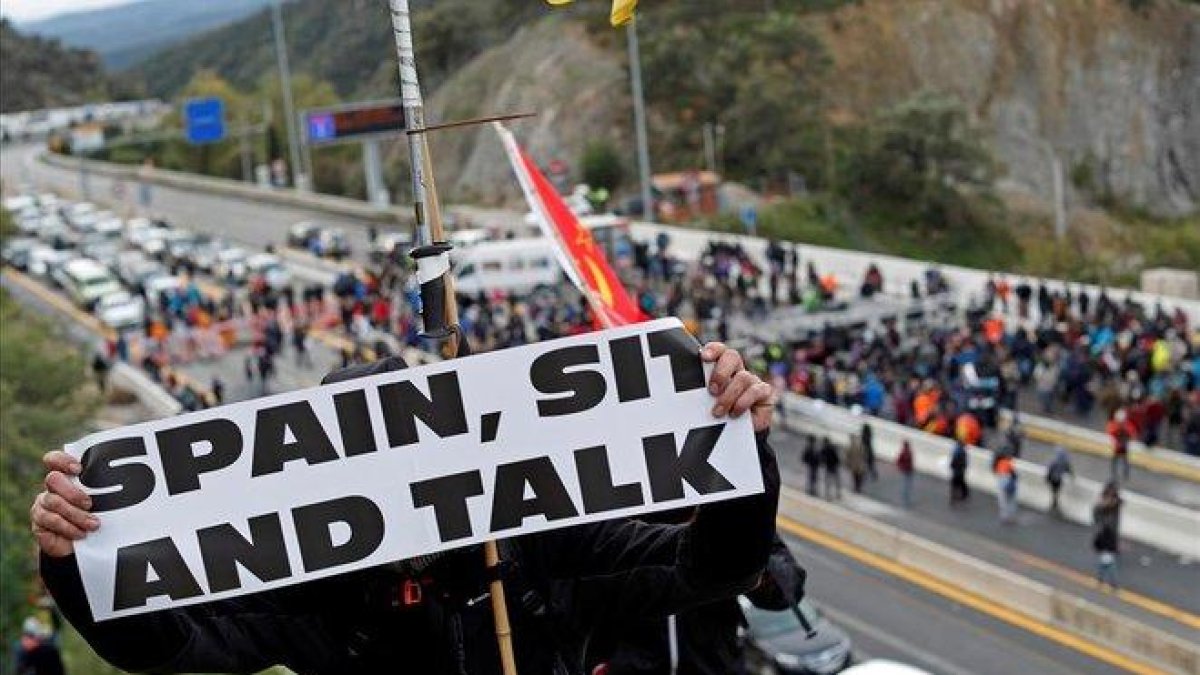 Corte de la AP-7 en La Jonquera, por la convocatoria de Tsunami Democràtic, el 11 de noviembre.-EFE