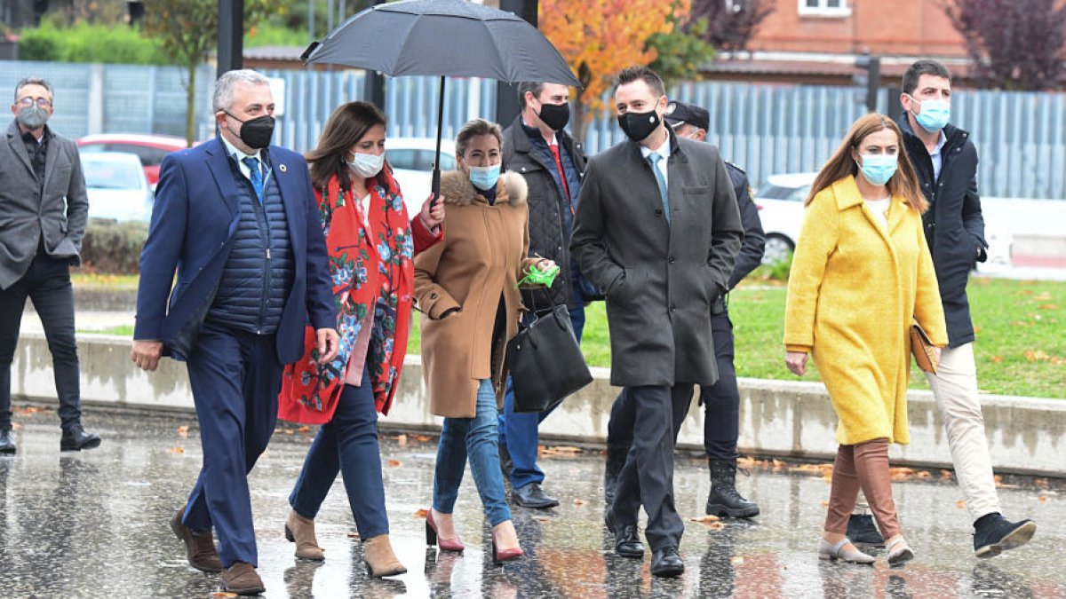 La ministra de Transportes, Raquel Sánchez (centro), flanqueada por Esther Peña y Daniel de la Rosa. SANTI OTERO