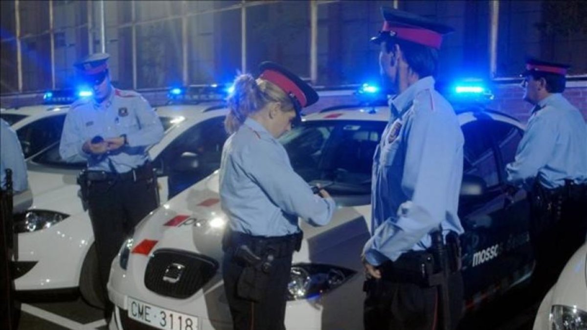Mossos d'Esquadra de servicio ultimando los preparativos para salir a patrullar.-DIEGO CALDERÓN