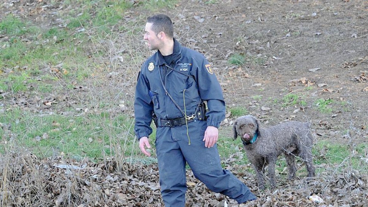 La unidad canina de la Policia Nacional buscó en el río Vena.-ISRAEL L. MURILLO