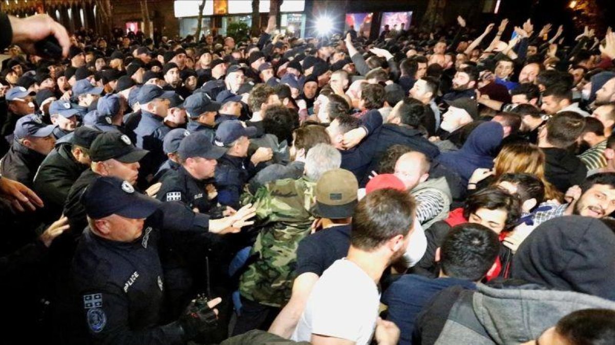 La policía trata de contener a los manifestantes que protestan por la política antidroga de las autoridades.-DAVID MDZINARISHVILI (REUTERS)