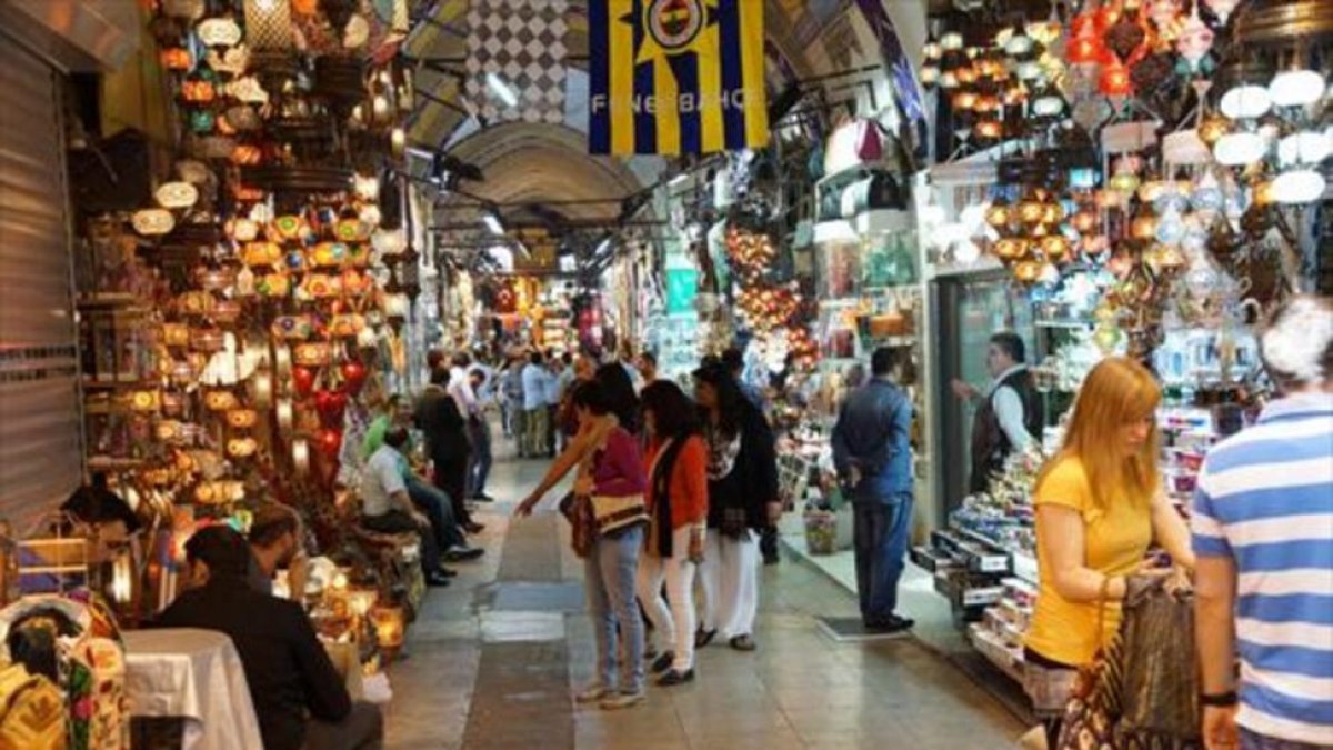 Un pasillo del popular Gran Bazar de Estambul, sin las aglomeraciones de antaño.-123RF / STEVE ESTVANIK