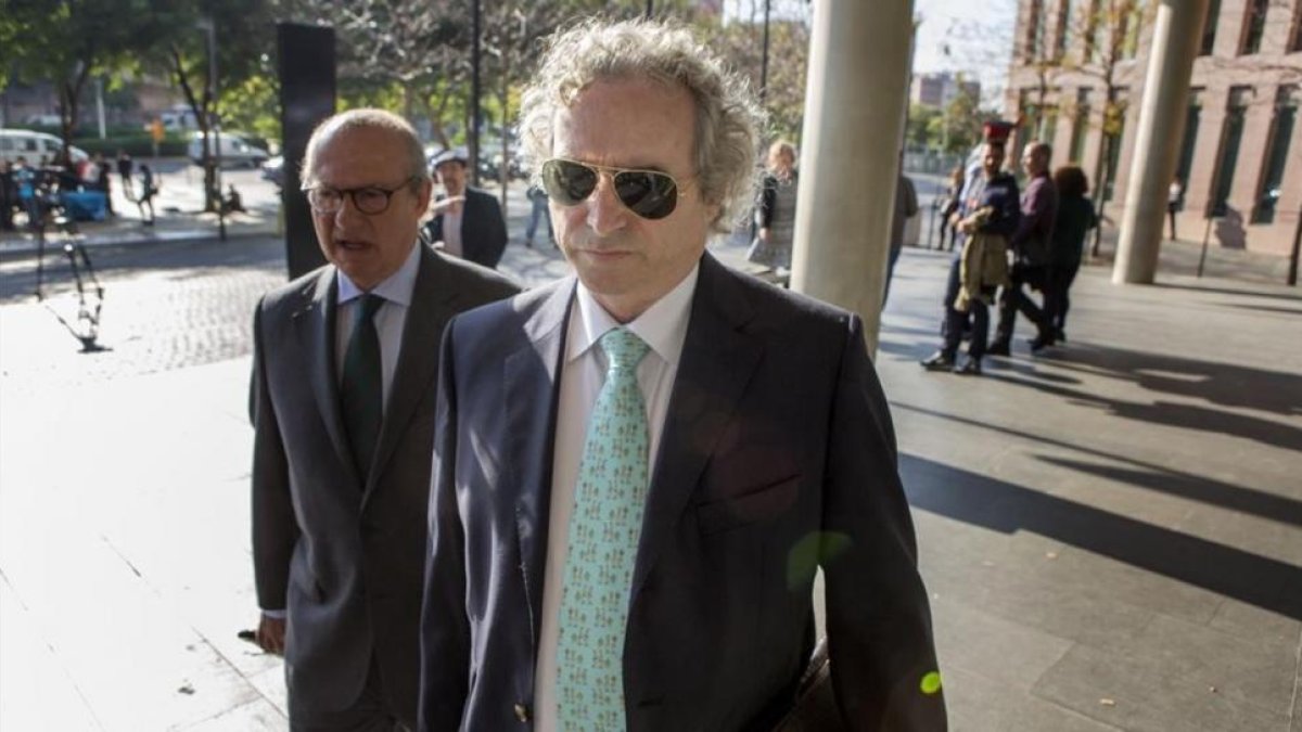 Ildelfonso Falcones, en noviembre del 2015, llegando a los juzgados de Barcelona.-/ FERRAN NADEU