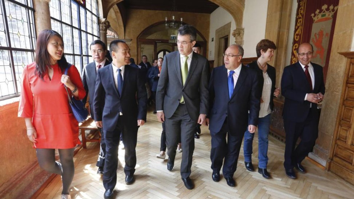 El presidente de la Diputación de León, Juan Martínez Majo, recibe a la delegación china de la Prefectura de Leshan para trabajar en el hermanamiento entre las dos provincias.-ICAL