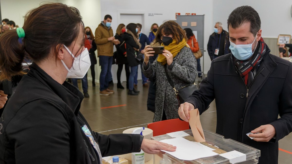 Luis Tudanca vota en el colegio electoral de Gamonal Norte. SANTI OTERO