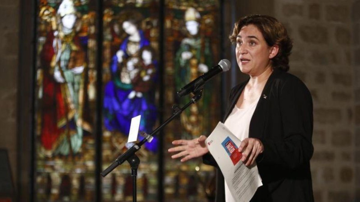 La alcaldesa Ada Colau, durante una comparecencia en el ayuntamiento.-ARCHIVO / FERRAN NADEU