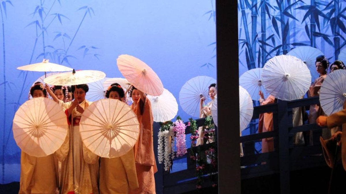El montaje de ‘Madama Butterfly’ recrea el puerto de Nagasaki donde se conocen y se enamoran los dos protagonistas de la obra de Puccini.-