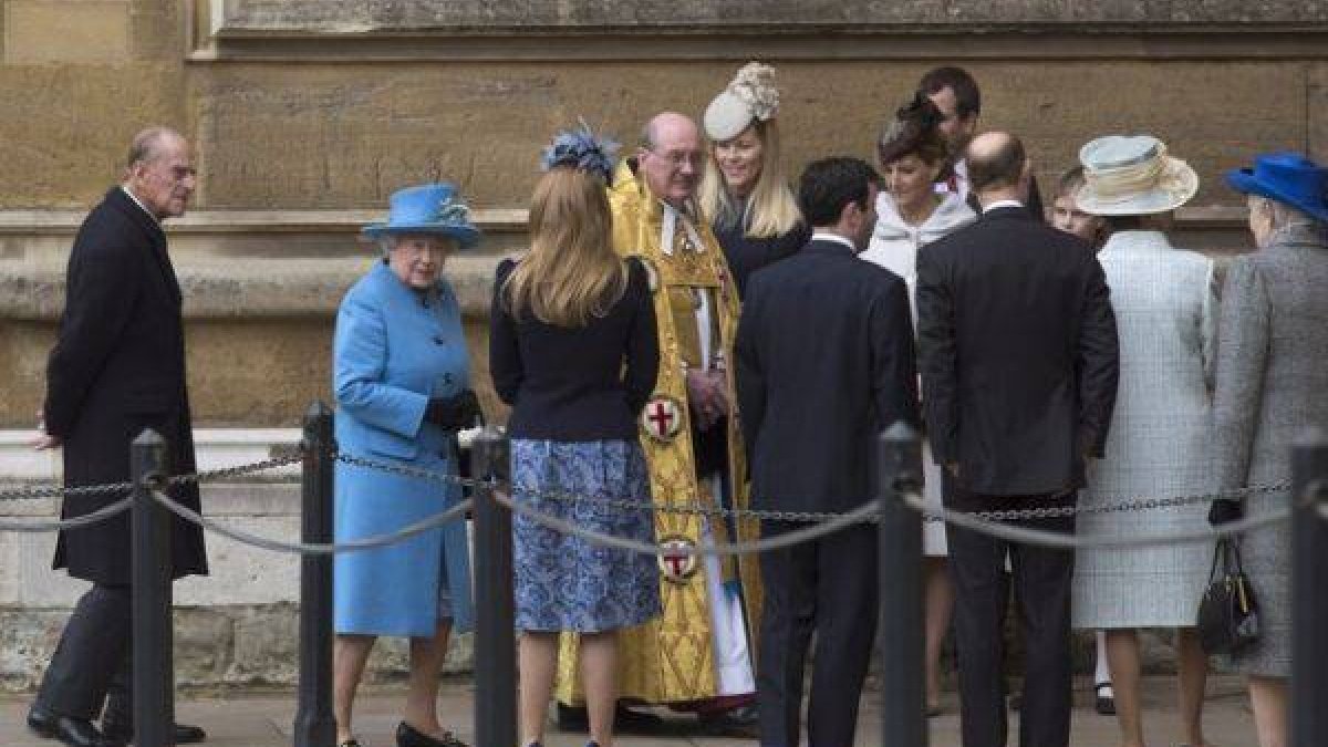 La Reina Isabel II junto a su familia en la capilla de San Jorge del Castillo de Windsor.-Foto: REUTERS / NEIL HALL