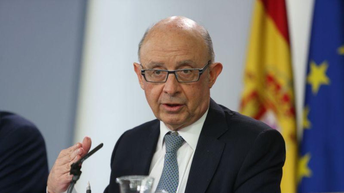 El ministro de Hacienda, Cristóbal Montoro, en rueda de prensa posterior a una reunión del Consejo de Ministros.-DAVID CASTRO (EL PERIÓDICO)