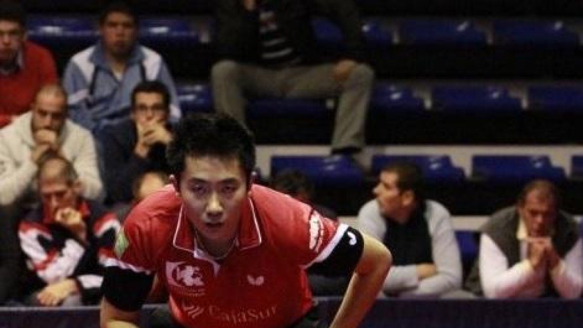 Zhouyang Li se prepara para restar.-PRIEGO TM