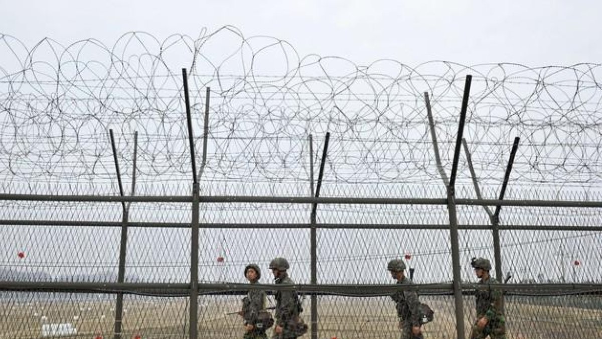 Soldados surcoreanos vigilian la zona militarizada DMZ en la frontera con Corea del Norte.-AFP / JUNG YEON-JE
