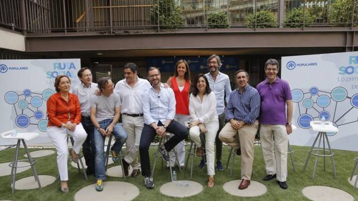 El vicesecretario general del PP, Javier Maroto, presenta la agenda social del PP junto a Gonzalo Robles, Marisa Soriano, José María Lasalle, Jose Ignacio Echaniz, Sandra Moneo, Iñaki Oyarzabal, García Hernández, Álvaro Nadal y Carmen Funez.-Foto: AGUSTÍN CATALÁN
